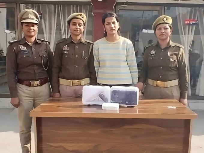 कल गोरखपुर में इसी लड़की ने एक युवक को गोली मार दिया था. जिसके बाद लड़की को पुलिस ने गिरफ्तार कर लिया था. 

अब इस लड़की को लेकर चौंकाने वाला खुलासा हुआ है. इस लड़की का नाम अंशिका सिंह है. इसके इंस्टाग्राम पर साढ़े सात लाख के करीब फॉलोवर्स हैं. 

ये लोगों को फर्जी केस में फंसाने की धमकी देकर वसूली किया करती थी. इसने जिस युवक को गोली मारा, उससे भी इसी तरह 12 हजार वसूल चुकी थी और 50 हजार वसूलना चाहती थी. ये दरोगा समेत अब तक 150 लोगों से अपना शिकार बना चुकी है. ये काले रंग की स्कार्पियो से चला करती थी.