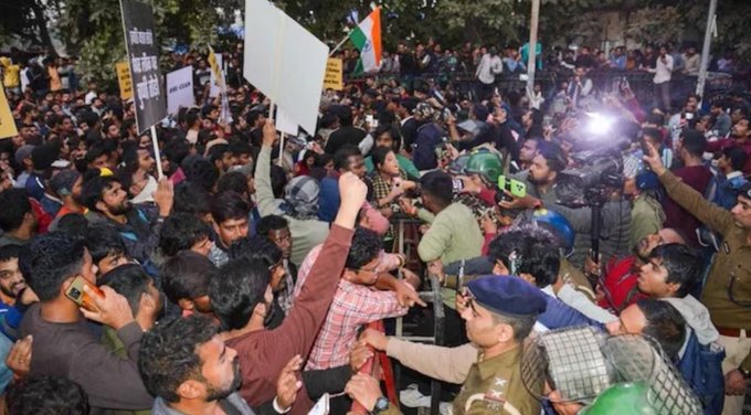 UGC के नए नियम ‘काला कानून’ या कैंपस में समानता की कोशिश? शिक्षा मंत्रालय देगा जवाब

यूजीसी के अनुसार, SC/ST और OBC छात्रों के खिलाफ प्रत्यक्ष या अप्रत्यक्ष भेदभाव को अपराध माना जाएगा, जिसके लिए कठोर कार्रवाई का प्रावधान है. ये नियम वर्ष 2012 के पुराने नियमों की जगह लाए गए हैं और इनका उद्देश्य कैंपस में समानता और समावेशन सुनिश्चित करना है.


#UGC #OBC #SCST #Education | 
@Himanshu_Aajtak