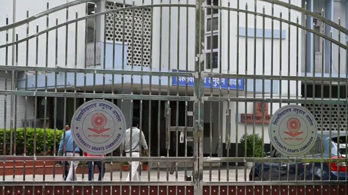 क्या स्कूलों में भी लागू होगा... यहां पढ़िए UGC से जुड़े हर सवालों के जवाब

UGC ने 13 जनवरी 2026 को नए नियम लागू किए, जिनका उद्देश्य उच्च शिक्षा में जातिगत भेदभाव रोकना है. इसके तहत Equity Committees, Equity Squads, 24x7 हेल्पलाइन और सख्त निगरानी व्यवस्था लागू होगी. नियम के चार मुख्य सेक्शन विवादास्पद हैं और मामला सुप्रीम कोर्ट तक जा चुका है.

पूरी खबर : https://intdy.in/qa0xku

#UGC #UGCRules #Education #SupremeCourt