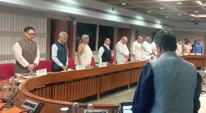 बजट सेशन से पहले सर्वदलीय बैठक शुरू... संसद सत्र के एजेंडे पर शाम को राजनाथ के घर मंथन करेंगे बीजेपी नेता

संसद के आगामी बजट सत्र के सुचारू संचालन के लिए केंद्र सरकार ने मंगलवार को नई दिल्ली में सर्वदलीय बैठक बुलाई है. संसदीय कार्य मंत्री किरेन रिजिजू की अध्यक्षता में हुई इस बैठक में कांग्रेस, टीएमसी और सपा समेत कई प्रमुख विपक्षी दलों के नेताओं ने भाग लिया. सरकार ने इस सत्र के दौरान पेश होने वाले विधायी कार्यों और महत्वपूर्ण विधेयकों पर चर्चा की.

#BudgetSession #AllPartyMeeting | 
@Himanshu_Aajtak