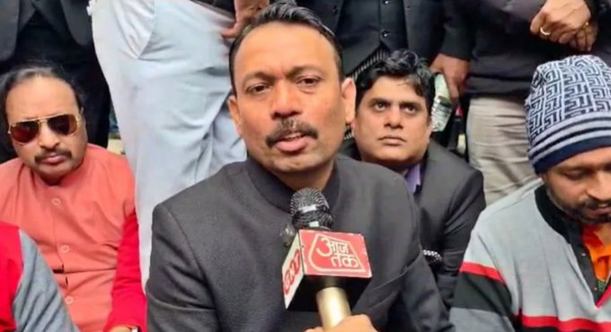 Alankar Agnihotri ने मोर्चा खोला, बरेली DM से पूछा- मुझे 'पागल पंडित' किसने कहा? धरने पर बैठे, दिया ये अल्टीमेटम
निलंबित सिटी मजिस्ट्रेट अलंकार अग्निहोत्री कलेक्ट्रेट गेट पर धरने पर बैठ गए हैं. 'हाउस अरेस्ट' के दावों के बीच वे समर्थकों के साथ वहां पहुंचे. उनकी मांग है कि डीएम उस व्यक्ति का नाम सार्वजनिक करें जिसने फोन पर उन्हें 'पागल पंडित' कहा था. वे इस खुलासे तक प्रदर्शन जारी रखने पर अड़े है
#AlankarAgnihotri #Bareilly #UttraPradesh