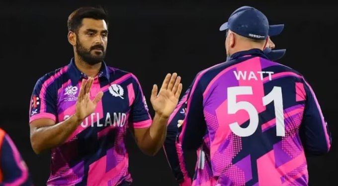 स्कॉटलैंड के T20 वर्ल्ड कप खेलने का सपना 'पाकिस्तानी' कनेक्शन से अटका? जानें पूरा मामला

टी20 वर्ल्ड कप से बांग्लादेश के हटने के बाद शामिल हुए स्कॉटलैंड को भारत के वीजा की चुनौती का सामना करना पड़ रहा है. पाकिस्तान मूल के तेज गेंदबाज सफयान शरीफ सहित खिलाड़ियों के वीजा पर खास निगरानी है. स्कॉटलैंड को ICC और BCCI से पूरा समर्थन मिलने का भरोसा है

#T20WorldCup #Scotland #ICC #BCCI