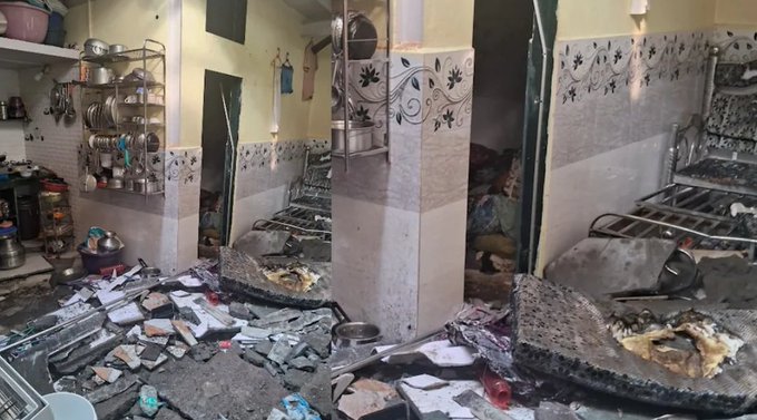 मुंबई: मालवणी की चॉल में सिलेंडर ब्लास्ट, 7 लोग झुलसे, पूरे इलाके में मची अफरा-तफरी

मुंबई के मलाड स्थित मालवणी में मंगलवार सुबह एक चॉल में गैस सिलेंडर ब्लास्ट होने से 7 लोग झुलस गए. आग पर काबू पा लिया गया है, लेकिन घायलों मे

#Mumbai #Malvani