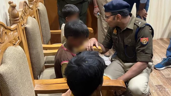 गोंडा में बच्चों ने पुलिस और परिवार को छकाया! रातभर चली खोजबीन, सुबह सरसों के खेत में चारों सोते मिले 

उत्तर प्रदेश के गोंडा में लापता हुए चार बच्चों के सकुशल मिलने से परिजनों ने राहत की सांस ली है. 10 साल के बच्चे की शरारत और मां की डांट के डर ने पूरी रात पुलिस और एसडीआरएफ को छकाया, लेकिन अंततः सभी बच्चे सुरक्षित बरामद कर लिए गए.

खबर  https://intdy.in/0fbgpn 

#Gonda #UttarPradesh #UPPolice #SDRF