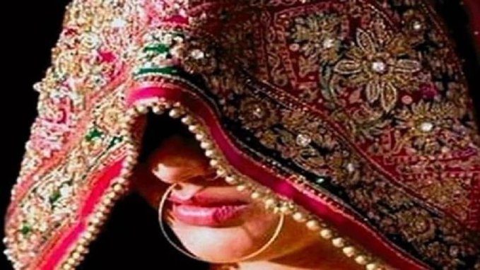 कानपुर: 'मैंने सुहागरात के लिए कई बार कहा पर वो...', पत्नी बोली- मेरे साथ फ्रॉड हुआ, नपुंसक है 
पति कानपुर की एक युवती ने पति पर नपुंसकता छिपाकर शादी करने का आरोप लगाते हुए ससुराल पक्ष के खिलाफ केस दर्ज कराया है. शादी में 38 लाख रुपये खर्च हुए थे. युवती का दावा है कि पति ने शादी के बाद भी शारीरिक संबंध नहीं बनाए और बात उठाने पर परिवार ने दबाव व धमकी दी. पांच लाख रुपये और मांगने का भी आरोप है. रावतपुर थाने में मामला दर्ज कर पुलिस जांच कर रही है.

खबर https://intdy.in/aohdfa 
#Kanpur #UttarPradesh #KanpurPolice