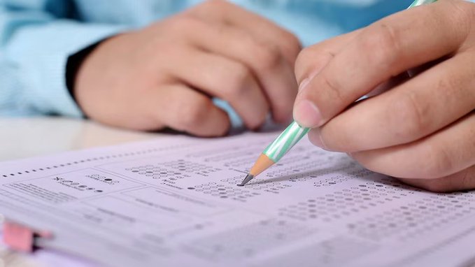 होटल, कैश और क्वेश्चन पेपर: 100 उम्मीदवारों को रटवाया गए थे सवाल, RI एग्जाम लीक के अंदर की कहानी

छत्तीसगढ़ के रेवेन्यू इंस्पेक्टर पेपर लीक मामले में ACB ने 3000 पन्नों की चार्जशीट दाखिल की है. इसमें खुलासा हुआ है कि कैसे होटलों और फार्महाउसों में उम्मीदवारों को रोककर पेपर रटवाया गया और लाखों की वसूली की गई. 

पूरी खबर: https://intdy.in/lk6dg4 

#RevenueInspector #ExamPaperLeak #Chhattisgarh
