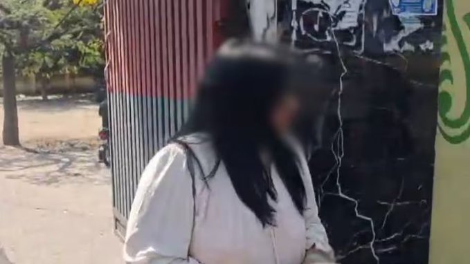 'तीन शादियां कीं, सबूत मिटाकर छोड़ देता है...' सरकारी डॉक्टर पर पत्नी के गंभीर आरोप, DNA जांच की मांग

झांसी में एक महिला ने पति के खिलाफ गंभीर आरोप लगाए हैं. इस संबंध में शिकायत दर्ज कर ली गई है. महिला का आरोप है कि आरोपी पति ने तीन शादियां की हैं. अब वह मुझे और मेरी बेटी को अपनाने से इनकार कर रहा है. वह सबूत मिटाकर छोड़ देता है. पीड़िता ने डीएनए जांच की मांग की है. पुलिस ने केस दर्ज कर जांच शुरू कर दी है.

पूरी खबर: https://intdy.in/yr2zzz 

#UttarPradesh #Jhansi