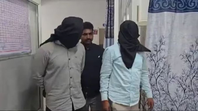 दोस्त के नाम कराया 2 करोड़ का बीमा, खुद बना नॉमिनी... फिर शराब पिलाकर रची हत्या की साजिश 

दोस्ती की आड़ में लालच का खौफनाक खेल सामने आया है. दो युवकों ने अपने दोस्त के नाम करीब दो करोड़ रुपये की बीमा पॉलिसी कराई और खुद नॉमिनी बन गया. इसके बाद बीमा की रकम हड़पने के लिए हत्या की साजिश रची. पहले दोस्त को शराब पिलाई, फिर उस पर हमला कर घटना को सड़क हादसे का रूप देने की कोशिश की.

पूरी खबर : https://intdy.in/ae6njk 

#Telangana #FriendshipBetrayed #InsuranceScam #CrimeNews 
@Journo_Abdul