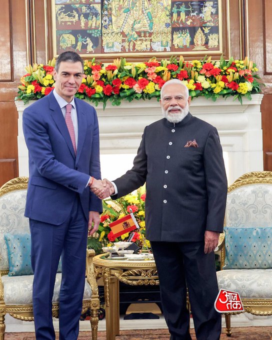 प्रधानमंत्री Narendra Modi ने नई दिल्ली में स्पेन के राष्ट्रपति Pedro Sánchez से मुलाकात की।

#NarendraModi #PedroSanchez #IndiaSpain #BilateralRelations #NewDelhi #ATPhotoblog #AajTakSocial