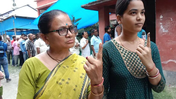 वोट के लिए खजाना खुला... बंगाल से तमिलनाडु तक चुनावी कैंपेन कैश बेनिफिट स्कीम भरोसे 

2026 के विधानसभा चुनावों से पहले लोगों, खासकर महिला वोटर, को लुभाने की सरकारी योजनाएं चल पड़ी हैं. हाल ही में तमिलनाडु में महिलाओं के लिए एक योजना शुरू की गई, और अब पश्चिम बंगाल में युवा साथी स्कीम शुरू की गई है - बिहार के बाद गंगा बंगाल में बहती है, और बाकी जगह भी गंगाजल छिड़का जाना है.

पूरी खबर : https://intdy.in/lubiac 

#YuvaSaathi #Election2026 #CashBenefitSchemes #WestBengal #TamilNadu #WomenVoters #YouthScheme