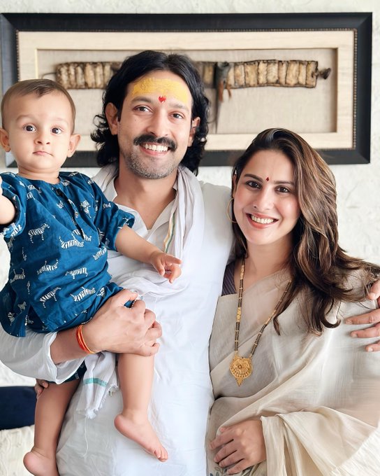 एक्टर विक्रांत मैसी ने अपनी शादी की सालगिरह पर वाइफ को खास तरीके से विश किया। सोशल मीडिया पर तस्वीरें शेयर करते हुए लिखा: Happy Anniversary my A1 from Day 1 ♥️

#VikrantMassey #SheetalMassey #ATPhotoblog #AajTakSocial #AajTakEnt