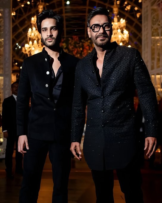 आज अजय देवगन के भांजे और एक्टर Aaman का बर्थडे है। इस मौके पर एक Throwback फोटो पोस्ट करते हुए उन्होंने बेटे को मज़ेदार अंदाज़ में विश किया है।

अजय ने लिखा: Happy birthday Aaman devgan ♥️ Aaj ke din jitna cake khaana hai khaa le, kal se waapis diet pe!

#AjayDevgn #ATCard #AajTakSocial #AajTakEnt