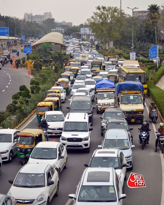 राजधानी दिल्ली के बारापूला फ्लाईओवर पर बुधवार शाम भीषण जाम की स्थिति देखने को मिली. दिल्ली से नोएडा की ओर जाने वाली सड़क पर पिछले एक से डेढ़ घंटे से ट्रैफिक धीमा रहा. किदवई नगर, एम्स और जवाहरलाल नेहरू स्टेडियम की तरफ से आने वाली गाड़ियां रेंगती नजर आईं.

#TrafficJam| #BaraPulla | #FlyOver | #ATPhotoblog | #AajTakSocia
