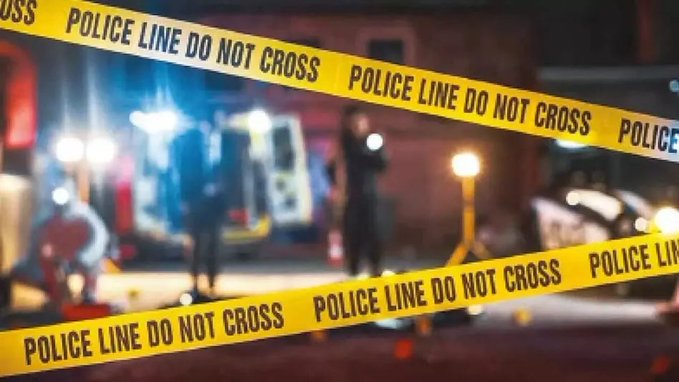 प्रेग्नेंट बहन पर कुल्हाड़ी से हमला! इंटरकास्ट मैरिज से बौखलाए भाई ने की जान लेने की कोशिश 

कर्नाटक के कोप्पल जिले में अंतरजातीय विवाह से नाराज भाई ने अपनी चार माह की गर्भवती बहन पर कुल्हाड़ी से हमला कर दिया. घायल महिला को गंभीर हालत में अस्पताल में भर्ती कराया गया है. पुलिस ने आरोपी के खिलाफ मामला दर्ज कर जांच शुरू कर दी है. घटना हैंड्राल गांव की बताई जा रही है.

पूरी खबर : https://intdy.in/udjorq 

#Koppal #Karnataka #HonorCrime #IntercasteMarriage #CrimeNews 
@nagarjund