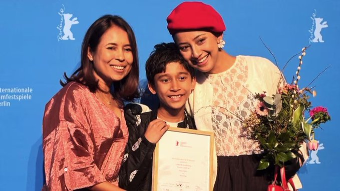 असम की फिल्ममेकर रीमा दास ने फिर ऊंचा किया इंडियन सिनेमा का नाम, बच्चों की फिल्म से किया इंटरनेशनल कमाल 

रीमा दास ने एक बार फिर इंटरनेशनल मंच पर भारत का नाम रोशन किया है. बर्लिन फिल्म फेस्टिवल 2026 में ‘नॉट अ हीरो’ को क्रिस्टल बीयर में स्पेशल मेंशन मिला. बच्चों की संवेदनशील कहानी कहने में माहिर रीमा इंटरनेशनल मंचों पर इंडियन सिनेमा का नाम लगातार ऊंचा करती रही हैं.

पूरी खबर : https://intdy.in/f20u1e

#RimaDas #NotAHero #BerlinFilmFestival
#IndianCinema #Assam