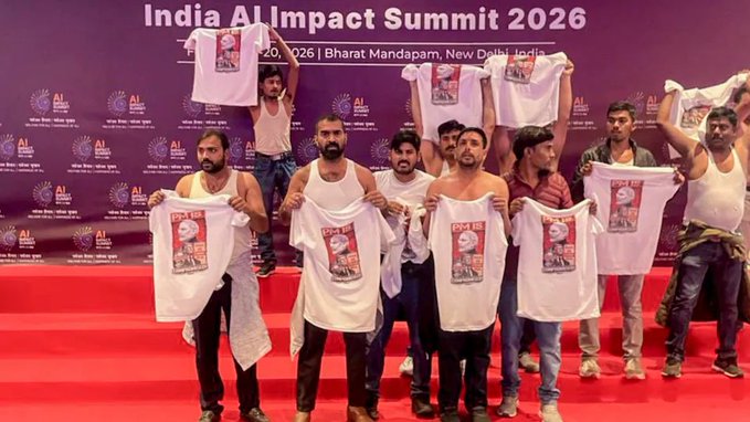 इंडियन यूथ कांग्रेस के अध्यक्ष को दिल्ली पुलिस ने पूछताछ के लिए बुलाया, AI समिट प्रोटेस्ट में एक्शन तेज 

एआई समित में शर्टलेस प्रोटेस्ट को लेकर इंडियन यूथ कांग्रेस (IYC) के राष्ट्रीय अध्यक्ष उदय भानु चिब की मुश्किलें बढ़ती नजर आ रही हैं. अब दिल्ली पुलिस ने उन्हें पूछताछ के लिए तिलक मार्ग पुलिस स्टेशन तलब किया है.

पूरी खबर : https://intdy.in/ajiz8j  

#AISummit #IndianYouthCongress #DelhiPolice
#DelhiNews 
@mausamii2u
 
@arvindojha