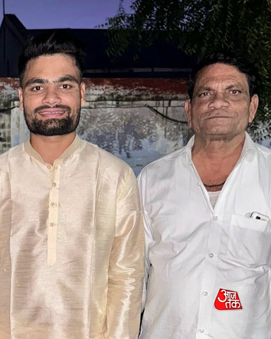 भारतीय क्रिकेटर रिंकू सिंह के परिवार पर दुखों का पहाड़ टूट पड़ा है. उनके पिता खानचंद्र सिंह का स्टेज-4 लिवर कैंसर से जंग के बाद निधन हो गया. टी20 वर्ल्ड कप के बीच यह खबर सामने आने से क्रिकेट जगत में शोक की लहर है.
#RinkuSingh | #RinkuSinghFather | #LiverCancer | #ATPhotoblog |