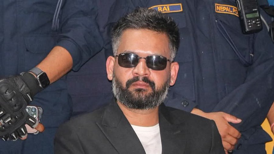 नेपाल में शिक्षा सुधार: बालेन शाह के फैसलों पर चर्चा तेज

नेपाल में शिक्षा व्यवस्था को लेकर लिए गए हालिया फैसलों ने व्यापक चर्चा छेड़ दी है। रिपोर्ट्स के अनुसार, काठमांडू के मेयर Balen Shah से जुड़े सुधारों में छात्र राजनीति पर रोक, कक्षा 5 तक परीक्षाओं को समाप्त करने जैसे कदम शामिल बताए जा रहे हैं।

इसके साथ ही सरकार ने देशभर में विदेशी नामों से चल रहे स्कूलों—जैसे “Oxford” या “St. Xavier’s”—को अपने नाम बदलकर स्थानीय पहचान अपनाने का निर्देश दिया है। इस कदम का उद्देश्य राष्ट्रीय पहचान और सांस्कृतिक मूल्यों को मजबूत करना बताया जा रहा है।

हालांकि, इन फैसलों को लेकर अलग-अलग प्रतिक्रियाएं सामने आ रही हैं—कुछ लोग इसे शिक्षा सुधार की दिशा में सकारात्मक पहल मान रहे हैं, तो कुछ इसे व्यावहारिक चुनौतियों से जोड़कर देख रहे हैं।

#Nepal #EducationReform #BalenShah #SchoolPolicy #NationalIdentity #EducationNews