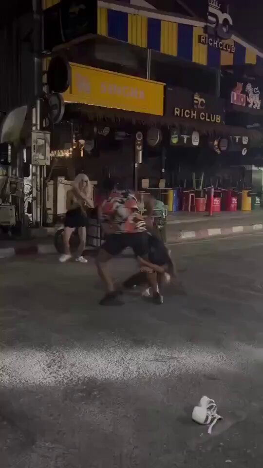 Kalesh b/w Tourist & a ladyboy in Pattaya, Thailand over money dispute, guy got knocked out with a brick.
A confrontation between a North Indian tourist and a transgender sex worker in Pattaya escalated into a physical altercation following a dispute over payment.
According to reports, the situation turned violent during the argument, with the tourist being struck with a brick and losing consciousness. The incident was captured on video and has since circulated widely on social media, drawing attention to safety concerns in nightlife areas.
Local authorities are expected to review the case, as discussions continue online around tourist safety, disputes, and law enforcement response in the region.
#Pattaya #Thailand #TouristSafety #ViralVideo #GlobalNews #BreakingNews