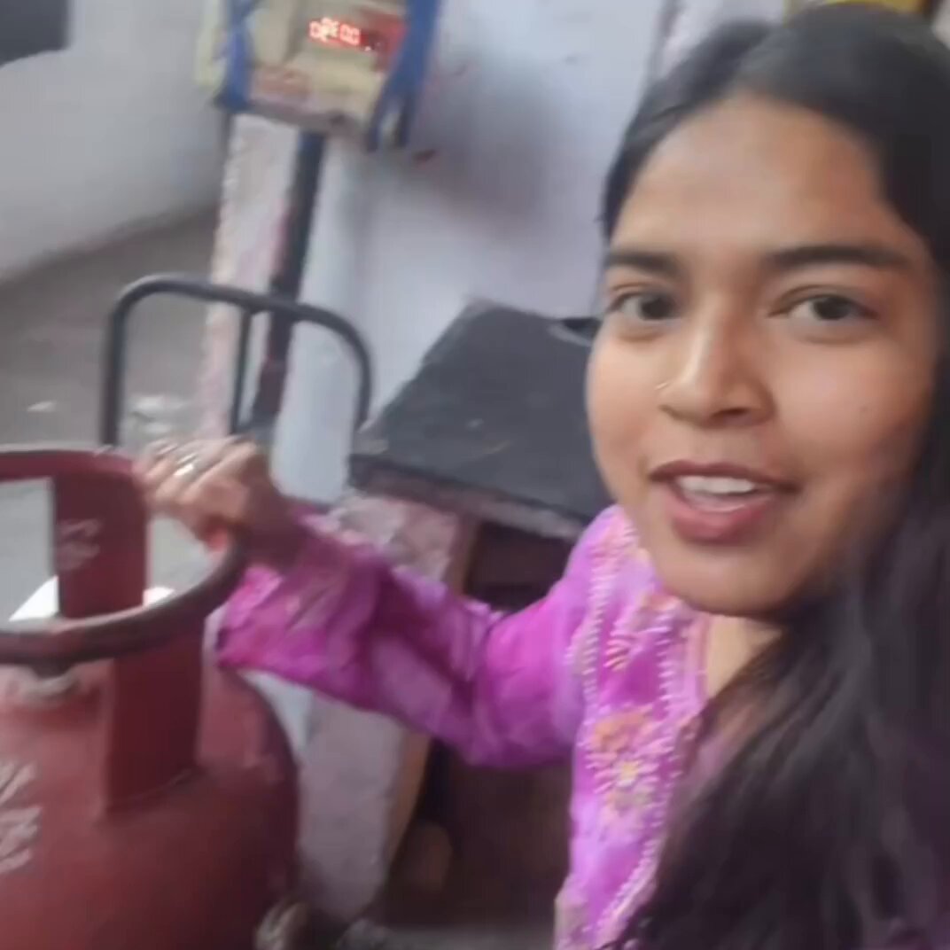 LPG Shortage Triggers Long Queues Across India Amid Supply Disruptions
Several regions across India are facing shortages of LPG cylinders following disruptions in imports linked to tensions in the Middle East. States including Rajasthan, Maharashtra, and Kerala have reported supply gaps since mid-March 2026, leading to long queues and panic buying.
In Akola, a former sarpanch, Shankar Rao Shirsat, reportedly collapsed after waiting several hours in extreme heat, highlighting the human impact of the crisis.
Authorities have initiated raids against hoarding and black-market activities, seizing large numbers of cylinders. At the same time, officials are increasing imports from alternative suppliers such as the United States and Argentina to stabilize supply.
Experts have also addressed viral claims about “water-filled” cylinders, clarifying that LPG naturally exists in liquid form under pressure inside cylinders and converts to gas when released.
Officials expect the situation to ease gradually and have advised consumers to avoid panic buying and use official booking channels.
#LPGCrisis #IndiaNews #GasShortage #Rajasthan #Maharashtra #Kerala #BreakingNews