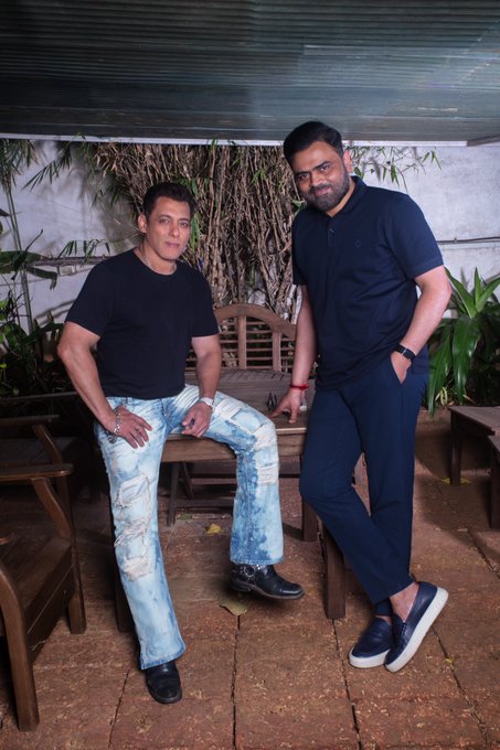 Salman Khan Collaborates with Vamshi Paidipally for New Action-Drama
Salman Khan is set to collaborate for the first time with Telugu filmmaker Vamshi Paidipally on an upcoming action-drama, with shooting scheduled to begin in April.
The project will be produced by Dil Raju under his banner Sri Venkateswara Creations. Paidipally is known for directing films like Maharshi and Varisu, which combine action with emotional storytelling.
The collaboration marks a notable North–South partnership in Indian cinema, generating interest among industry observers and audiences. The film is expected to be a large-scale production, with a potential release targeted for 2027.
#SalmanKhan #VamshiPaidipally #DilRaju #IndianCinema #Bollywood #Tollywood #FilmNews #UpcomingMovie