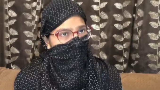 Kanpur में तंत्र-मंत्र के नाम पर महिला से दुर्व्यवहार का मामला

Kanpur से एक गंभीर मामला सामने आया है, जहां एक विवाहिता के साथ कथित रूप से अमानवीय व्यवहार किया गया।

रिपोर्ट्स के अनुसार, ससुराल पक्ष के लोगों ने तंत्र-मंत्र से जुड़ी एक रस्म के नाम पर महिला के साथ अपमानजनक और आपत्तिजनक कृत्य किया। घटना के दौरान उसे जबरन ऐसी स्थिति में लाया गया, जिससे उसकी गरिमा को ठेस पहुंची।

मामले की जानकारी सामने आने के बाद स्थानीय स्तर पर आक्रोश देखा गया है। पुलिस ने घटना को संज्ञान में लेकर जांच शुरू कर दी है और संबंधित लोगों के खिलाफ कार्रवाई की प्रक्रिया जारी है।

यह घटना अंधविश्वास और सामाजिक कुरीतियों के खतरनाक प्रभावों को उजागर करती है, जिस पर लगातार जागरूकता और सख्त कार्रवाई की आवश्यकता बताई जा रही है।

#Kanpur #CrimeNews #UttarPradesh #WomenSafety #IndiaNews