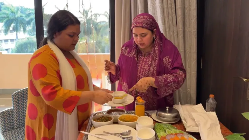 Saba Ibrahim Restaurant Closed: सिलेंडर की कमी और चूहों के आतंक से बंद हुआ सबा इब्राहिम का रेस्टोरेंट
Saba Ibrahim, जो Dipika Kakar की ननद हैं, इन दिनों अपने रेस्टोरेंट को लेकर सुर्खियों में हैं।
रिपोर्ट्स के अनुसार, सिलेंडर की कमी और चूहों के आतंक जैसी गंभीर समस्याओं के चलते उन्हें अपना रेस्टोरेंट बंद करना पड़ा। इस खबर ने फैंस को चौंका दिया है, क्योंकि सबा अपने इस बिज़नेस को लेकर काफी एक्साइटेड थीं।
सोशल मीडिया पर “Saba Ibrahim restaurant closed”, “Saba Ibrahim restaurant issue” और “Saba Ibrahim news” जैसे सर्च तेजी से ट्रेंड कर रहे हैं।
हालांकि, इस मामले पर सबा की ओर से अभी तक कोई विस्तृत आधिकारिक बयान सामने नहीं आया है, लेकिन यह घटना उनके बिज़नेस सफर में एक बड़ा झटका मानी जा रही है।
#SabaIbrahim #DipikaKakar #RestaurantClosed #TrendingNow #ViralNews #CelebrityNews #SocialMediaBuzz #EntertainmentNews