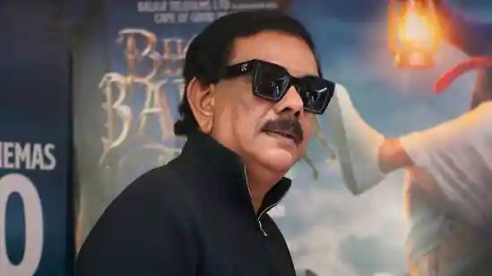 Priyadarshan Slams Bollywood Culture Says Actor Entourages Disrupt Filmmaking

Priyadarshan has called out what he believes is one of the biggest issues in Bollywood today.

The veteran director criticized the trend of actors arriving on sets with large entourages, describing it as a nuisance that often disrupts the shooting process. He pointed out that such practices are rarely seen in the South film industry, where work is usually more disciplined and focused.

According to him, managing unnecessary crowds on set affects efficiency and creates avoidable chaos during production.

His remarks have sparked discussion across the industry, with many debating the differences in work culture between Bollywood and South cinema.

#Priyadarshan #Bollywood #FilmIndustry #SouthCinema #TrendingNow #EntertainmentNews