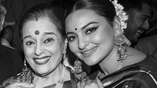 Poonam Sinha Reacts to Sonakshi Pregnancy Rumours with Humor Fans Love Her Response

Poonam Sinha has reacted to ongoing pregnancy rumours surrounding her daughter Sonakshi Sinha with a lighthearted and witty remark.

Addressing the speculation, Poonam joked, “Kitni baar nani bana diya humko,” brushing off the rumours with humor and charm. Her response has gone viral, with fans loving the candid and playful take on constant gossip.

The comment has once again highlighted how celebrity families often deal with public speculation in a graceful and humorous way.

#SonakshiSinha #PoonamSinha #Bollywood #PregnancyRumours #TrendingNow #EntertainmentNews