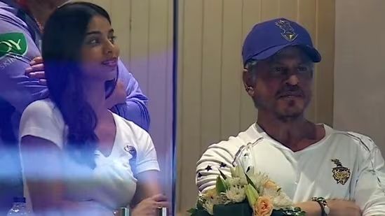 Pepper-haired Shah Rukh Khan accompanied by Suhana Khan to KKR IPL match; fans spot them sharing makhna in rain break

Shah Rukh Khan & Suhana Khan Steal the Show at KKR Match

Even as rain interrupted the IPL clash between Kolkata Knight Riders and Punjab Kings at Eden Gardens, fans found a heartwarming moment off the field.

Shah Rukh Khan was spotted enjoying the match alongside his daughter Suhana Khan, with the duo sharing makhana during the rain break.

SRK’s stylish “pepper-haired” look and their candid bonding quickly went viral, with fans loving the adorable father-daughter moment amid the high-energy match atmosphere.

The visuals have taken over social media, proving once again that SRK’s presence at KKR games is always a highlight—on and off the field.

https://www.hindustantimes.com/entertainment/bollywood/pepper-haired-shah-rukh-khan-accompanied-by-suhana-khan-to-kkr-ipl-match-fans-spot-them-sharing-makhna-in-rain-break-101775487282351.html
#ShahRukhKhan #SuhanaKhan #KKR #IPL2026 #EdenGardens #TrendingNow #EntertainmentNews