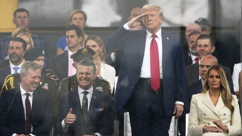 सीजफायर हुआ, कुछ घंटों में टूट भी गया... ईरान और अमेरिका के बीच अब आगे क्या होगा?

ईरान और अमेरिका के बीच 2 हफ्ते का सीजफायर क्या यह स्थायी शांति की शुरुआत है

ईरान और अमेरिका के बीच करीब 40 दिनों के संघर्ष के बाद 14 दिनों के युद्धविराम (Ceasefire) पर सहमति बनी है। व्हाइट हाउस का कहना है कि यह अमेरिका की सैन्य जीत है, जिसके दबाव में ईरान होर्मुज जलडमरूमध्य (Strait of Hormuz) खोलने और बातचीत के लिए तैयार हुआ है। हालांकि, स्थिति अभी भी नाजुक है क्योंकि व्हाइट हाउस ने स्पष्ट किया है कि भविष्य की वार्ता की योजनाओं पर अंतिम फैसला होना अभी बाकी है। इस समझौते के तहत शुक्रवार से पाकिस्तान में बातचीत शुरू होने की संभावना है, लेकिन दोनों देशों के बीच अविश्वास की गहरी खाई अब भी एक बड़ी चुनौती बनी हुई है।

#IranUSConflict #Ceasefire2026 #WorldNews #InternationalRelations #BreakingNews #WhiteHouse #GlobalSecurity #TheHindu #FondPeace #TodayUpdate