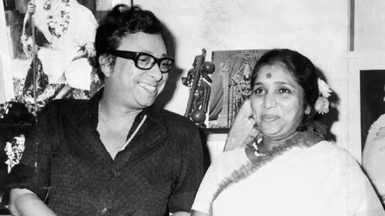 Asha Bhosle and RD Burman love story when love got a second chance

Asha Bhosle and RD Burman love story when love got a second chance

Asha Bhosle aur R. D. Burman ki love story Bollywood ki sabse emotional kahaniyon mein se ek rahi.

Dono ne pehle saath kaam kiya, phir dosti pyaar mein badli. Mushkil personal lives ke baad unhone ek doosre ko samjha aur support kiya, jahan se unki love story ko second chance mila.

Unki shaadi ne sirf unki personal life nahi, balki music industry ko bhi naye iconic gaane diye. RD Burman ke compositions aur Asha Bhosle ki awaaz ne milkar timeless hits create kiye.

Yeh kahani dikhati hai ki sachcha pyaar kabhi bhi wapas aa sakta hai, bas ek second chance ki zarurat hoti hai.

#AshaBhosle #RDBurman #LoveStory #BollywoodNews #EntertainmentNews #LegendaryLove #TimesOfIndia #Reuters
Asha Bhosle aur R. D. Burman ki love story Bollywood ki sabse emotional kahaniyon mein se ek rahi.

Dono ne pehle saath kaam kiya, phir dosti pyaar mein badli. Mushkil personal lives ke baad unhone ek doosre ko samjha aur support kiya, jahan se unki love story ko second chance mila.

Unki shaadi ne sirf unki personal life nahi, balki music industry ko bhi naye iconic gaane diye. RD Burman ke compositions aur Asha Bhosle ki awaaz ne milkar timeless hits create kiye.

Yeh kahani dikhati hai ki sachcha pyaar kabhi bhi wapas aa sakta hai, bas ek second chance ki zarurat hoti hai.

#AshaBhosle #RDBurman #LoveStory #BollywoodNews #EntertainmentNews #LegendaryLove #TimesOfIndia #Reuters