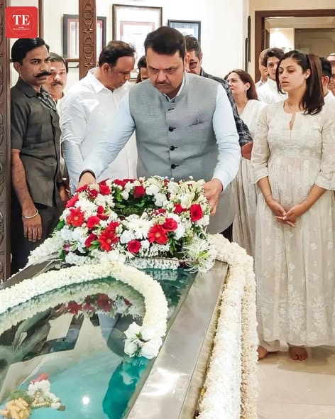 Asha Bhosle's mortal remains brought to her home, CM Devendra Fadnavis pays last respects, Vidya Balan, Shabana Azmi, Javed Akhtar visit - PICS inside

Maharashtra CM Devendra Fadnavis pays tribute to Asha Bhosle after her passing

Asha Bhosle passed away on Sunday, April 12, at Breach Candy Hospital in Mumbai, leaving the nation in mourning.

Devendra Fadnavis visited her Mumbai residence to pay his last respects to the legendary singer and offered condolences to the family.

Her contribution to Indian music remains unmatched, and tributes continue to pour in from across the country.

#AshaBhosle #DevendraFadnavis #Mumbai #LegendarySinger #MusicLegend #Tribute #BreakingNews #IndiaNews