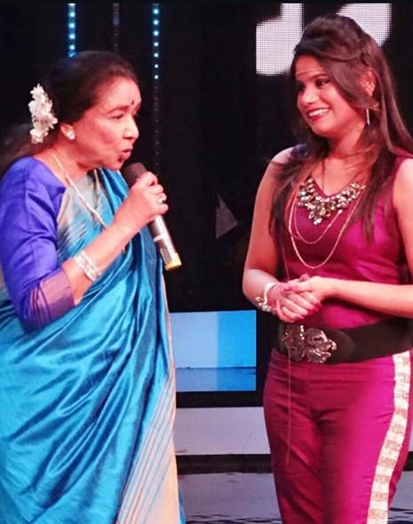 Viral video: Asha Bhosle admitted 'jeevan yahi khatam hona chaiye', wished to die after going to this place, revealed how faith in God caused miracle

Asha Bhosle viral video jeevan yahi khatam hona chahiye wish after visit shocks fans

Asha Bhosle ka ek purana video ab viral ho raha hai jisme unhone apni zindagi aur maut ko lekar emotional baat kahi thi.

Video mein unhone kaha tha, “Jeevan yahi khatam hona chahiye,” jab woh ek pavitra jagah par visit kar rahi thi. Unhone bataya ki unka bhagwan par vishwas itna strong tha ki unhone apni life mein ek miracle mehsoos kiya.

Yeh video ab unke nidhan ke baad fir se viral ho raha hai, jise dekhkar fans emotional ho rahe hain aur unki spiritual side ko yaad kar rahe hain.

#AshaBhosle #ViralVideo #Spiritual #Emotional #BollywoodNews #Trending #IndiaNews