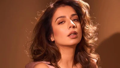 Dhurandhar singer Jasmine Sandlas opens up on alcoholism, regrets choices she made: ‘I drank more than I should have’
Jasmine Sandlas talked at length about her past and shared that she had a tough childhood, and holds on to some of the resentments.
Jasmine Sandlas opens up on alcoholism regrets past choices in candid confession

Jasmine Sandlas ne apni personal life ko lekar ek honest confession share kiya.

Unhone kaha ki woh ek time par zarurat se zyada alcohol consume karti thi aur ab unhe apne kuch decisions par regret hota hai. Saath hi unhone apne tough childhood aur past struggles ke baare mein bhi khulkar baat ki.

Unka yeh candid statement fans ke beech kaafi discuss ho raha hai, jahan log unki honesty aur self-reflection ko appreciate kar rahe hain.

#JasmineSandlas #Alcoholism #BollywoodNews #Trending #Viral #CelebrityNews