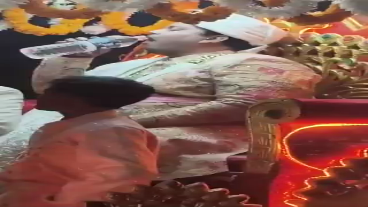 SHOCKING: Bride Stops Wedding After Groom Demands ₹20 Lakh Cash & Car! #BareillyBrideCancelsWedding #BrideStopsWedding #GroomDemandsDowry #20LakhCashDemand #BrezzaCarDowry #UPWeddingNews #ViralWeddingStory #DowrySystemInIndia #BrideTakesStand #CourageousBride #LatestNewsBareilly #IndiaNewsToday #TrendingVideo #WomenEmpowerment #AntiDowry #PherasCancelled #GroomArrested #ShamefulAct #ViralIncident