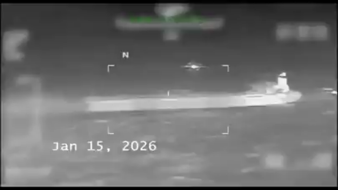 🇺🇸🇻🇪 Footage of US forces seizing its sixth Venezuelan-linked oil tanker in the Caribbean Sea.