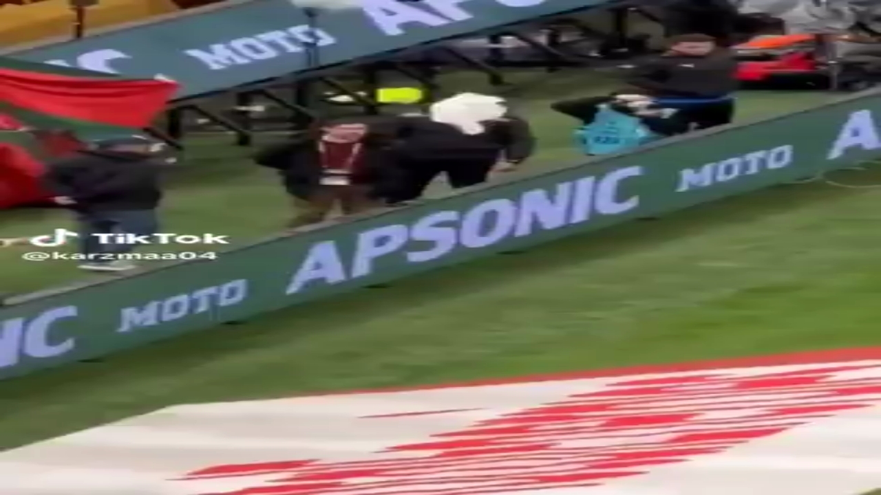 A controversial moment in football as Achraf Hakimi was caught throwing goalkeeper Édouard Mendy’s towel to a ball boy to hide it. The act has sparked outrage among fans, who say it crossed the line from gamesmanship to unsportsmanlike behavior. #Hakimi #Mendy #FootballControversy #Unsportsmanlike #FairPlay #FootballNews #MatchIncident