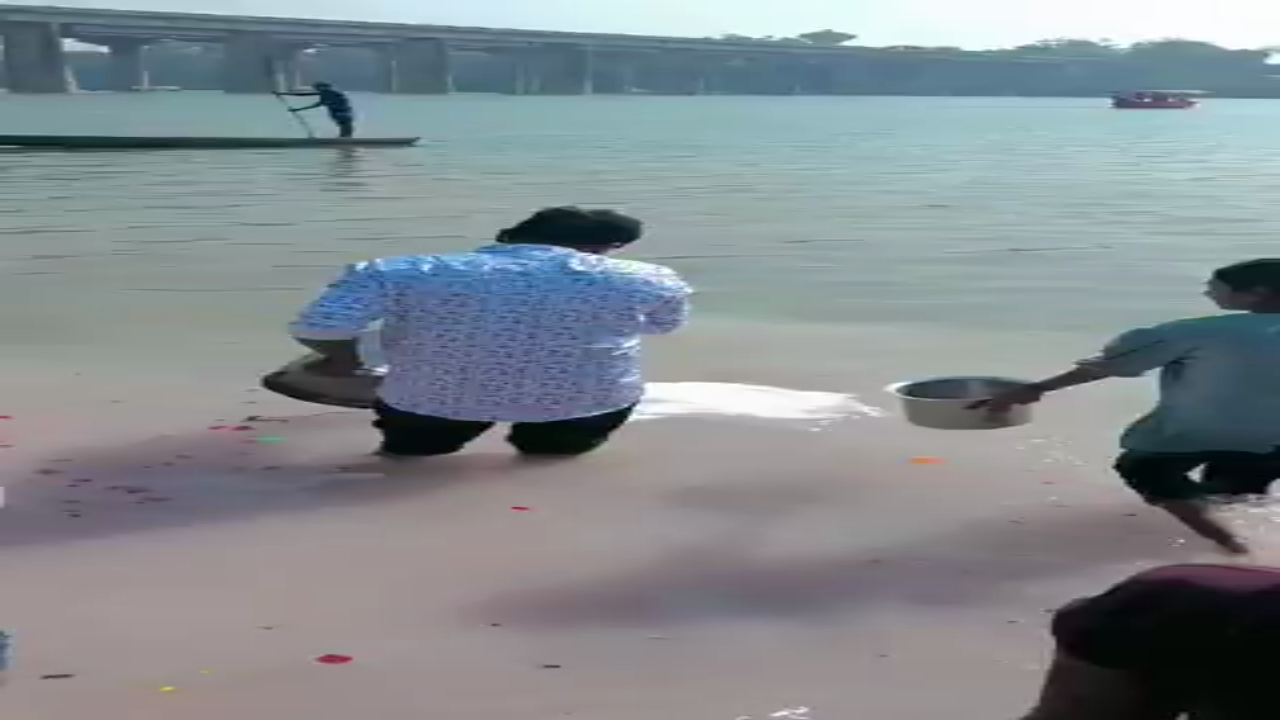 🙏 एक श्रद्धालु गंगा जी में दूध विसर्जन कर रहा था…
🥛 तभी कुछ गरीब बच्चियां बर्तन लेकर आईं और दूध लेने लगीं…
😔 लेकिन भीड़ ने उन्हें डाँट दिया — “ये भगवान का प्रसाद है!”

🤍 सवाल बस इतना है —
क्या भगवान को दूध चाहिए… या भूखे बच्चों को?

#सोचनेवालीबात #HumanityFirst #ReligionOrHumanity #India