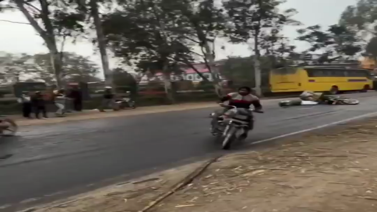 अमरोहा में सड़क पर गन्ने का कचरा बना हादसों की वजह, एक के बाद एक फिसलीं 10 मोटरसाइकिलें | 
Amroha: Sugarcane debris + light rain made the road slippery, leading to multiple motorcycle slips. Police cleared the road quickly.”
#Amroha #UPNews #RoadSafety #IndiaNews #LocalNews