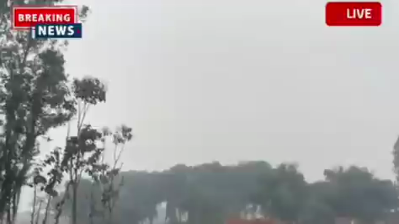 In Deoria, UP, bullets were fired in a filmy style over a land dispute.

वीरेंद्र यादव नाम के व्यक्ति ने दो साल जमीन की रजिस्ट्री कराकर पक्की दीवार बनवा दी. इसमें दूसरा पक्ष अशोक पांडे और विनोद पांडे कुछ लड़कों के साथ राइफल लेकर विवादित जमीन पर पहुंच गए और दीवार तोड़ने लगे. वीरेंद्र यादव ने इसका विरोध किया तो पांडे बंधुओं ने राइफल से गोली चलाना शुरु कर दिया
#Deoria #UPNews #UttarPradesh #LocalNews #IndiaNews #firing #FondPeace