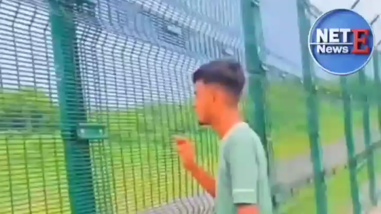 BSF jawan stops Bangladeshi man from creating disturbance near India-Bangladesh border after repeated warnings.

A Bangladeshi man was disturbing BSF jawan along India-Bangladesh border. BSF jawan warned him multiple times but he didn't mend his ways.

Finally, BSF jawan took out his rifle & Kanglu man vanished immediately. Tough situation demands such solutions..🔥 #BSF #IndiaBangladeshBorder #BorderSecurity #BSF #BorderSecurity #IndiaBangladesh #IndianArmy #IndiaNews