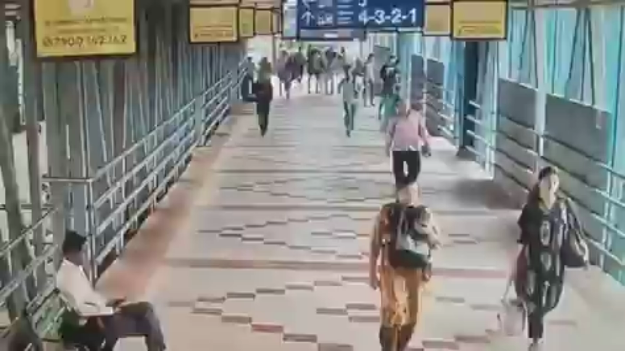 Mumbai Local Train Fight: 27-Year-Old Man Held for Fatal Knife Attack at Malad Station. A 27-year-old man has been arrested in connection with a fatal knife attack following a fight at Malad railway station in Mumbai. Police are investigating the incident. #MumbaiNews #Malad #LocalTrain #IndiaNews #CrimeUpdate