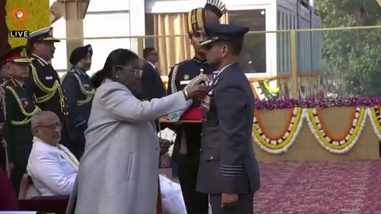 Group Captain Shubhanshu Shukla Receives Ashok Chakra for ISS Mission. Indian Space hero astronaut IAF Group Captain Shubhanshu Shukla conferred with India's highest peacetime gallantry award, the Ashoka Chakra at Republic Day Celebrations. 🫡🇮🇳 #ShubhanshuShukla | Shubhanshu Shukla | Ashok Chakra #AshokChakra #RepublicDay