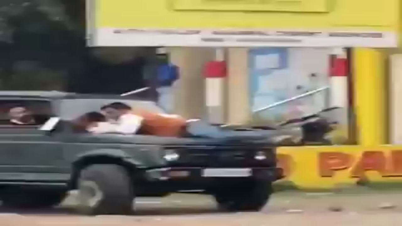 पहले ई-रिक्शा में टक्कर मारी जीप वाले ने फिर मौके से भागने की कोशिश करने लगा.

जब ई-रिक्शा वाले ने रोकने की कोशिश की तो उसे बोनट पर लटकाकर घुमाने लगा.

ये सब यूपी के रामपुर में हुआ. आप वीडियो देखिए 👇
#Uttarpradesh #localnews #fondpeace #todaynews