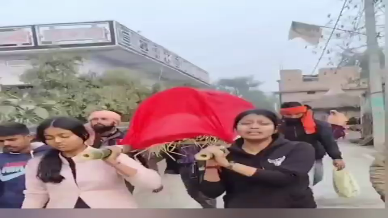 छपरा के सवर्ण समाज की ये बेटियां है इनकी मां चली गई, गांव ने भी मुंह मोड़ा, बेटियों ने दी मुखाग्नि, श्राद्ध के लिए समाज से मदद की पुकार

मां के निधन के बाद न रिश्तेदार पहुंचे, न ही गांव के लोग आगे आए। आखिरकार दो बेटियों ने ही हिम्मत जुटाकर मां की अर्थी को कंधा दिया और मुखाग्नि देकर बेटियों का फर्ज निभाया।

दोनों बेटियां गांव की गलियों में दर-दर हाथ जोड़ती रहीं, लोगों से विनती करती रहीं, लेकिन संवेदनाएं जैसे पत्थर बन चुकी थीं। काफी देर बाद दो-तीन लोग किसी तरह पहुंचे, तब जाकर चार कंधों पर अर्थी उठ सकी और अंतिम संस्कार हो पाया।

उनका समाज और रिश्तेदारों से सिर्फ इतना ही आग्रह है कि कोई आगे आकर मां के श्राद्ध संस्कार में सहयोग कर दे, ताकि उसकी आत्मा को शांति मिल सके। #chhapra #bihar #news #todaynews