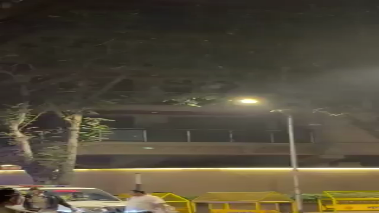 मुंबई में बड़े फ़िल्म डायरेक्टर रोहित शेट्टी के घर देर रात अज्ञात लोगों ने फायरिंग की
मुंबई में फिल्म निर्देशक रोहित शेट्टी के घर को लेकर देर रात फायरिंग की खबरें सोशल मीडिया पर फैल रही हैं।
हालांकि अब तक इस घटना को लेकर कोई आधिकारिक पुष्टि सामने नहीं आई है और पुलिस जांच की बात कही जा रही है।
#Mumbai #RohitShetty #FactCheck #fondpeace #BollywoodNews