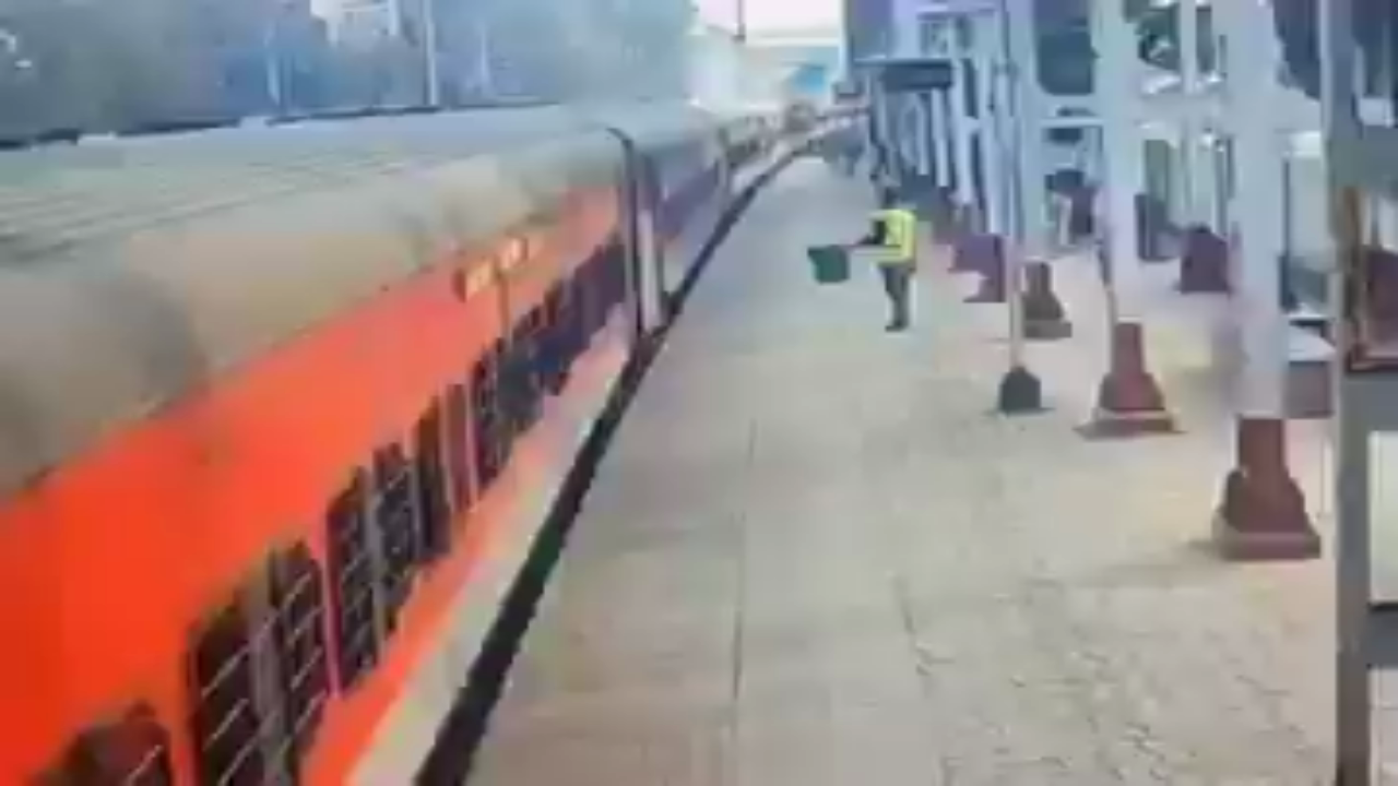 UP में प्रयागराज के नैनी रेलवे स्टेशन पर इंसानियत की मिसाल देखने को मिली।
कामायनी एक्सप्रेस गतंव्य को रवाना हो रही थी, तभी एक यात्री ने दौड़कर चलती ट्रेन में चढ़ने की कोशिश की और फिसलकर गिर पड़ा। वह ट्रेन की चपेट में आने ही वाला था कि वहीं ड्यूटी पर तैनात पॉइंट्स मैन ने बिना जान की परवाह किए दौड़कर उसे खींच लिया और बड़ा हादसा टल गया।

पल भर की इस बहादुरी ने एक ज़िंदगी बचा ली। सोशल मीडिया पर लोग पॉइंट्स मैन को “फरिश्ता” बता रहे हैं और रेलवे कर्मी की जमकर तारीफ हो रही है।

यह घटना एक बार फिर याद दिलाती है कि चलती ट्रेन में चढ़ने की कोशिश जानलेवा हो सकती है, और सतर्कता ही सबसे बड़ी सुरक्षा है। 🚆  
@RailMinIndia
  #Railway #uptak #upnews