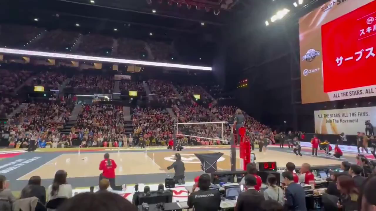 A Japanese volleyball player’s heartfelt apology after an accidental hit is winning hearts online.
After accidentally hitting someone with his serve, a Japanese volleyball player showed true sportsmanship with a genuine apology.
#Sportsmanship #fondpeace
