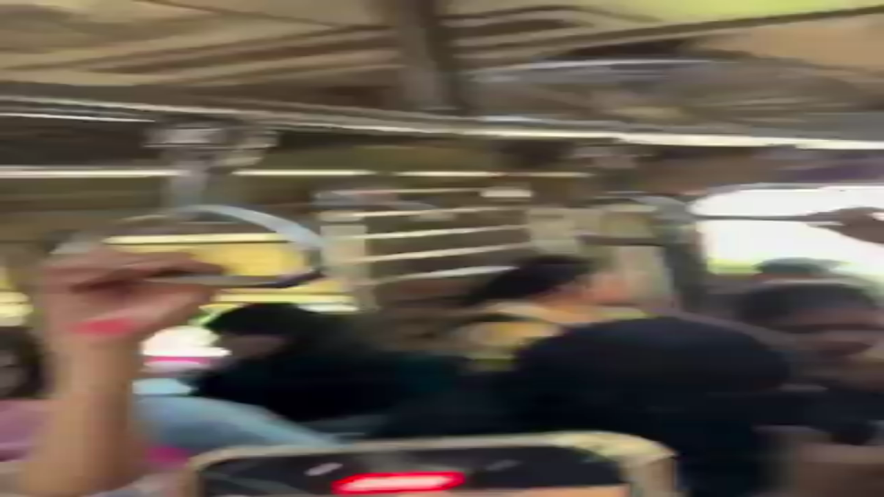 मुंबई लोकल के लेडीज़ कोच में संदिग्ध घुसपैठ का मामला, यात्रियों की सतर्कता से टला संभावित अपराध
मुंबई लोकल के लेडीज़ कोच में यात्रियों की सतर्कता से बड़ा खतरा टल गया।
घाटकोपर के पास एक संदिग्ध व्यक्ति के कोच में मौजूद होने पर महिलाओं ने विरोध किया।
स्थिति बिगड़ने से पहले वह व्यक्ति ट्रेन बदलकर मौके से फरार हो गया।

मामले में FIR दर्ज की गई है और GRP व RPF जांच कर रही हैं।
यह घटना याद दिलाती है कि पब्लिक ट्रांसपोर्ट में सजग रहना कितना ज़रूरी है। #MumbaiNews #WomenSafety #PublicTransport #fondpeace